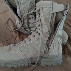 Heavy duty military tactical boots